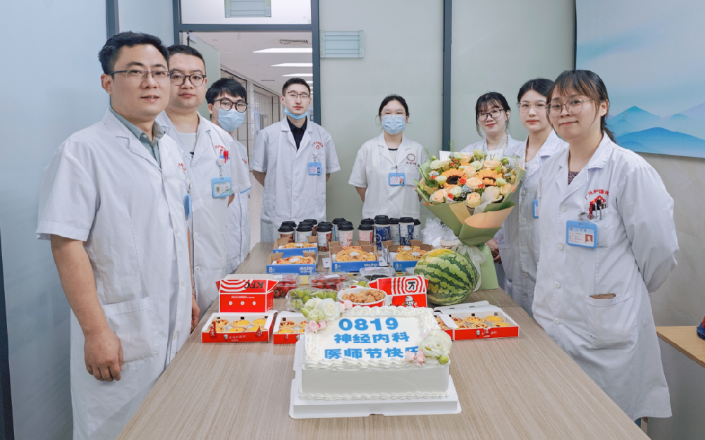 中国医师节丨德馨于行，技精于勤，医者仁心，护佑健康！向所有医务工作者致敬！