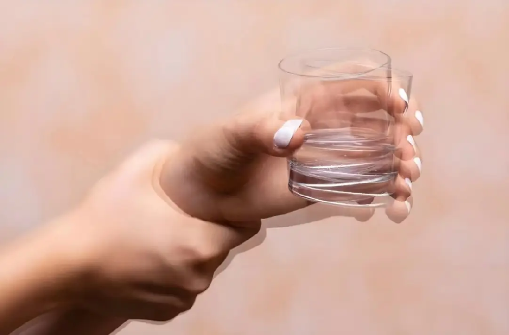 手抖不必过度恐慌:一杯水帮你区分三类常见手抖